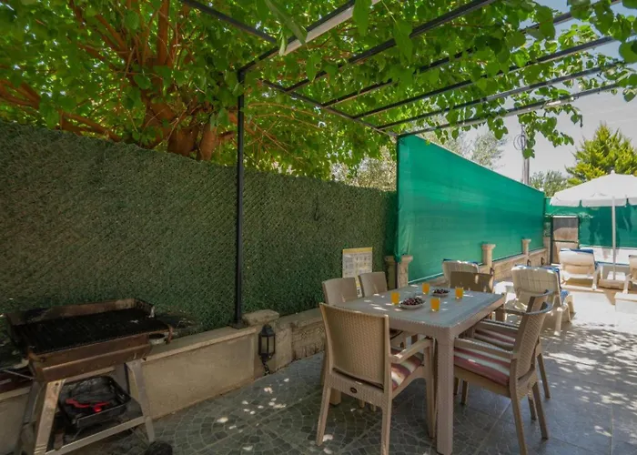 3 Bedroom - Close To The Center 别墅