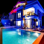3 Bedroom - Close To The Center Villa *